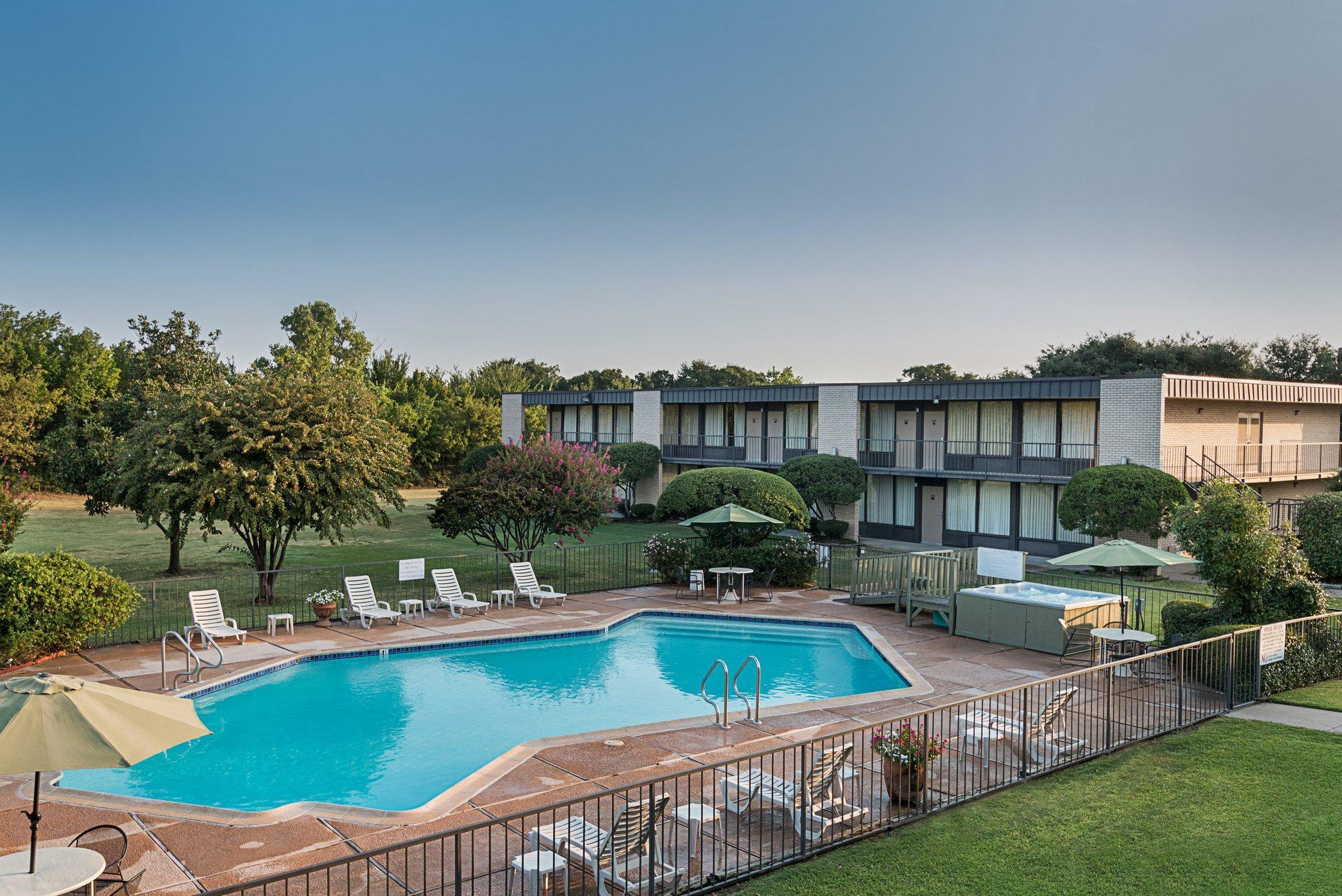 Quality Inn Ennis Bagian luar foto