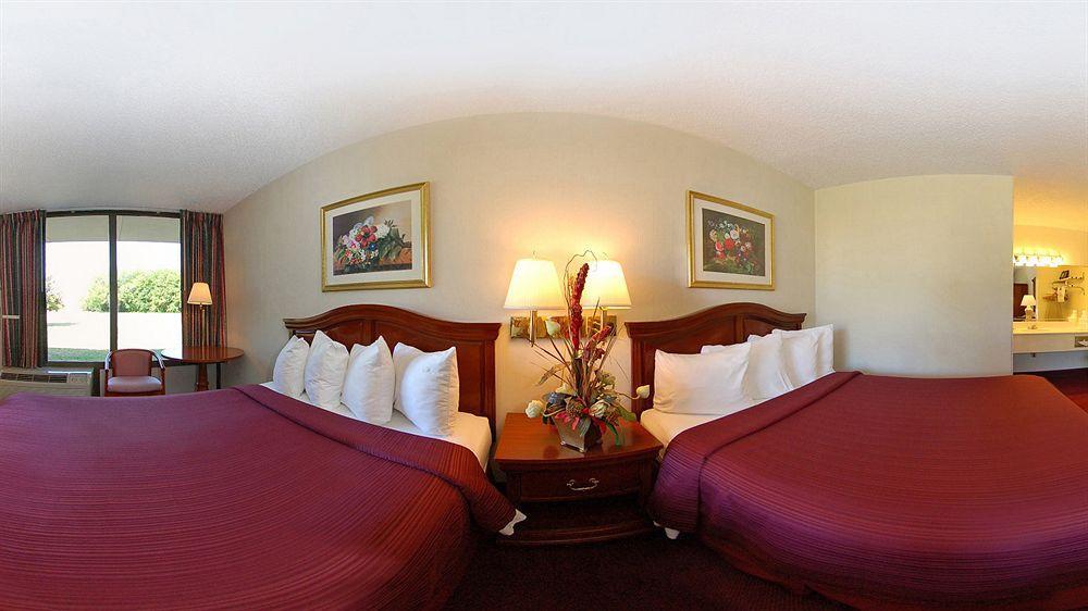 Quality Inn Ennis Bagian luar foto