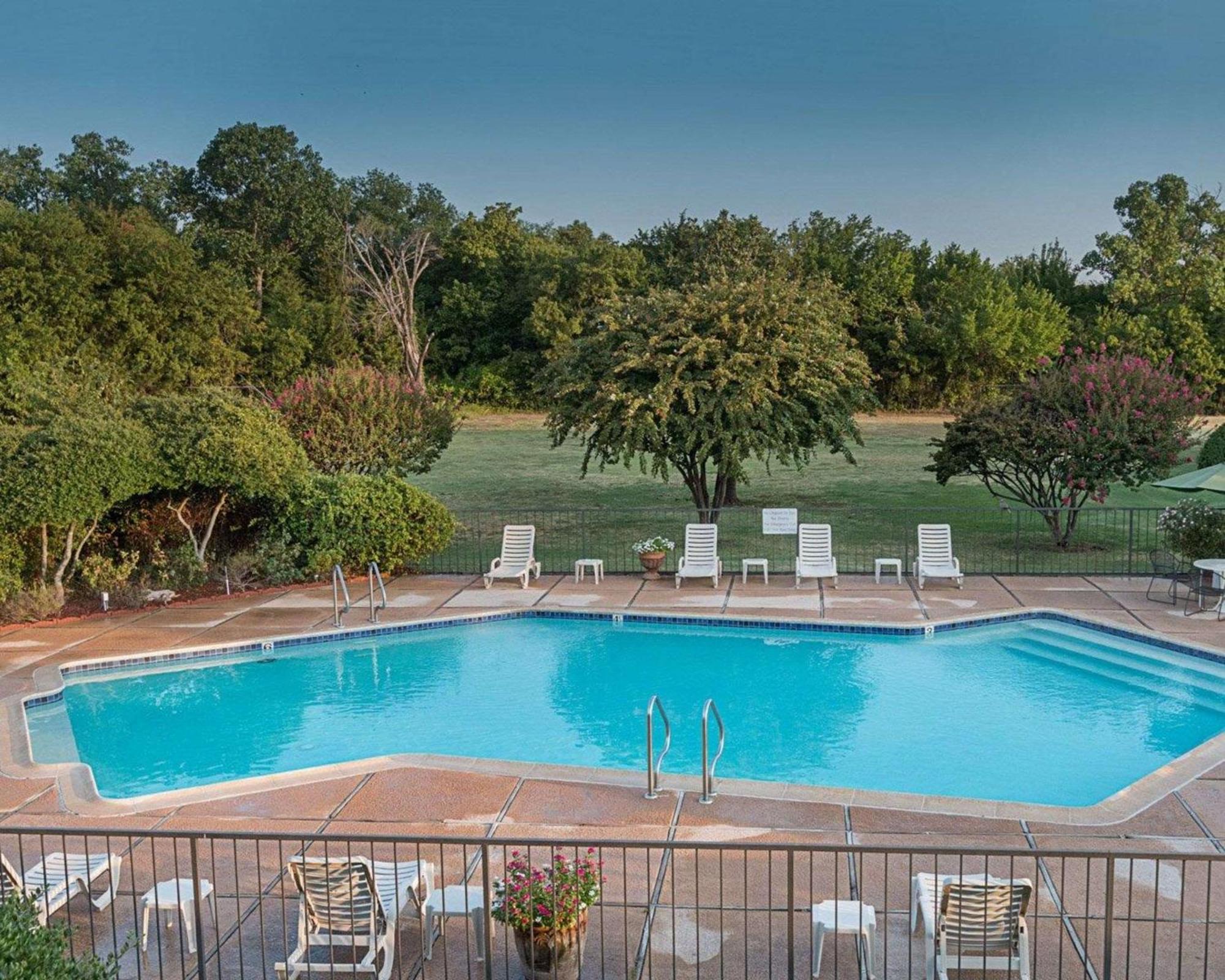 Quality Inn Ennis Bagian luar foto