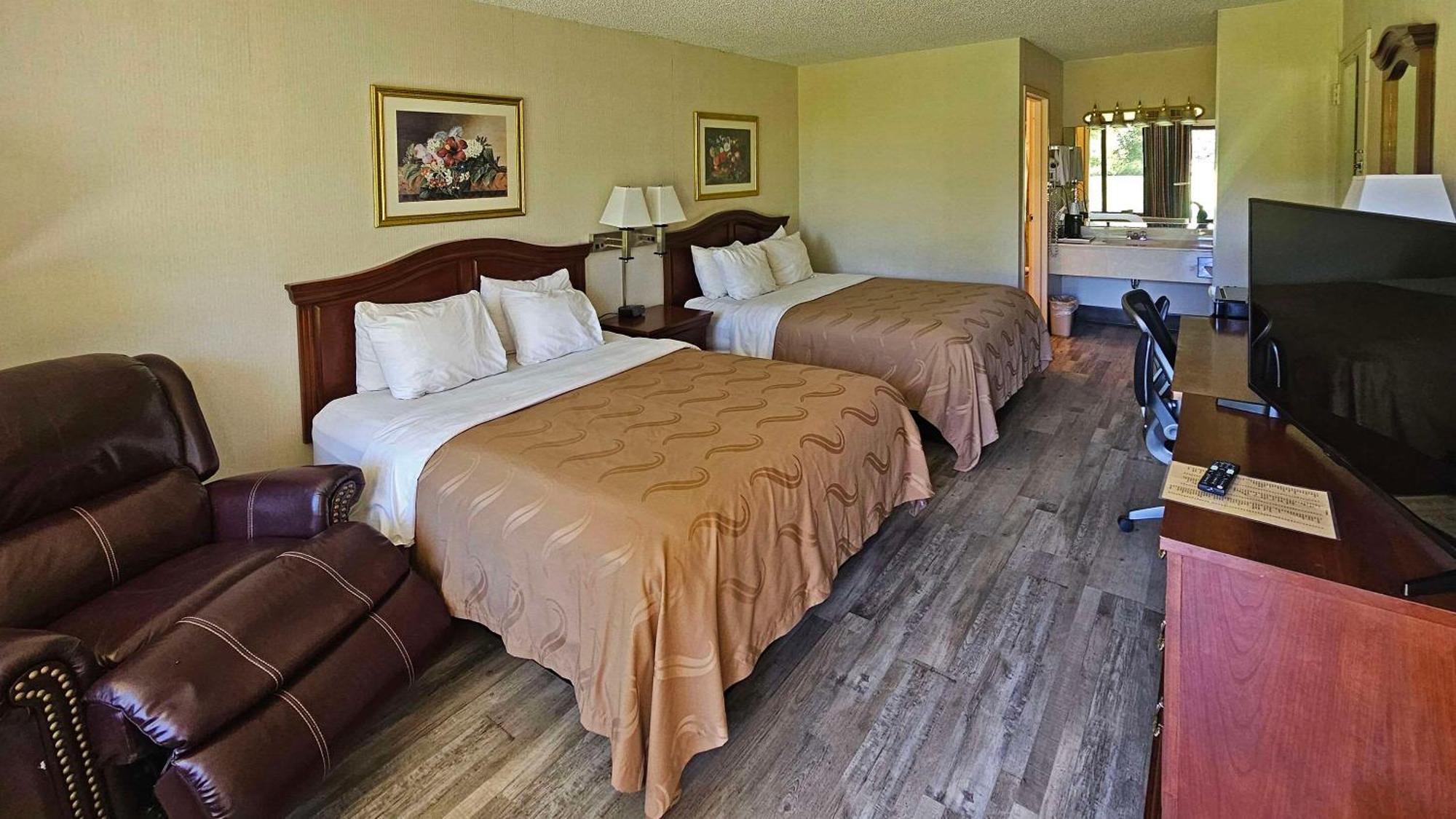 Quality Inn Ennis Bagian luar foto