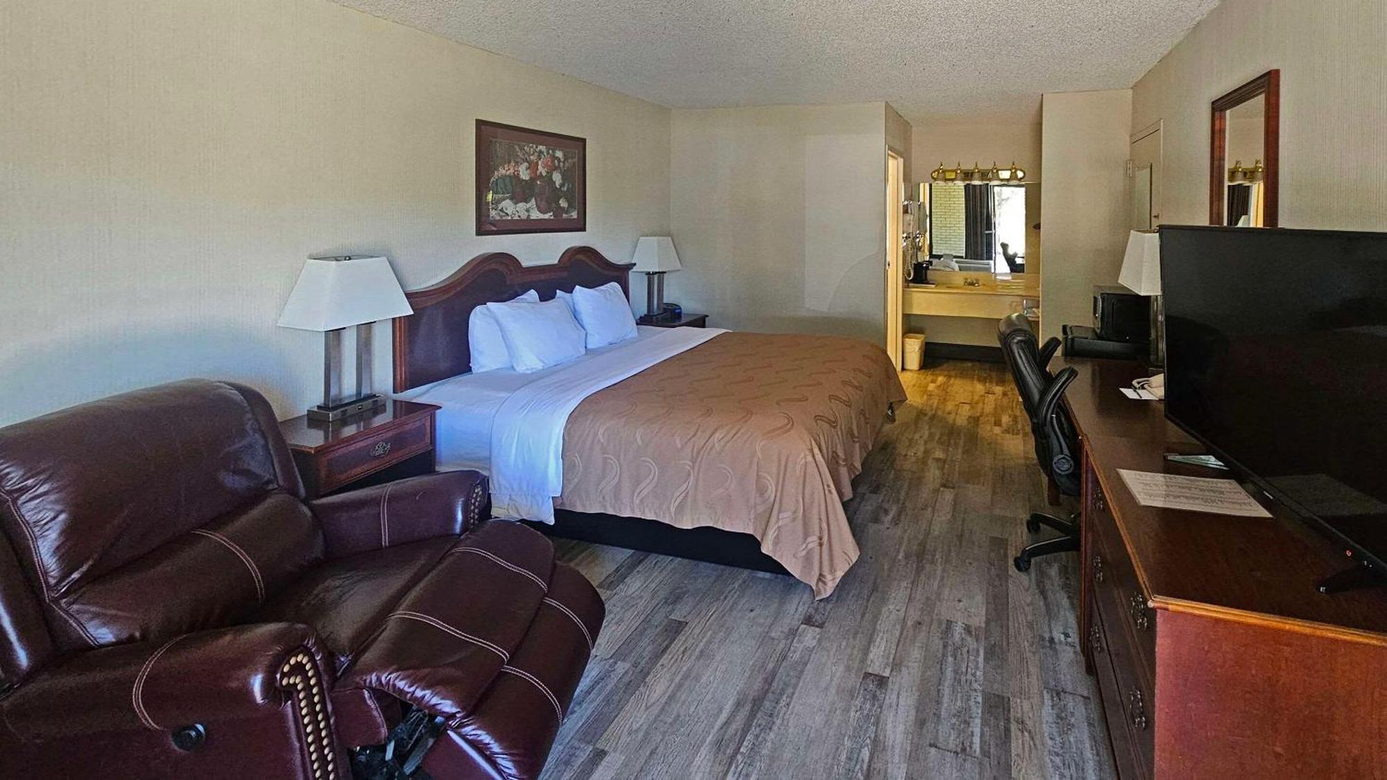 Quality Inn Ennis Bagian luar foto
