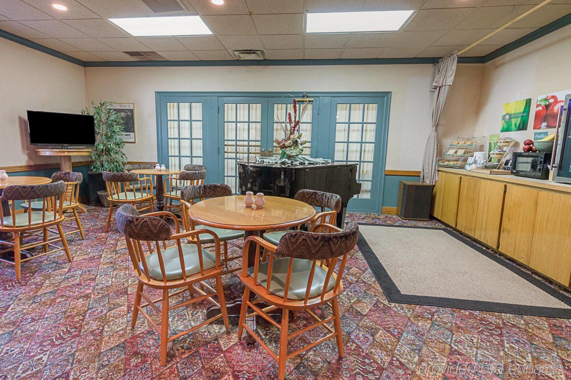 Quality Inn Ennis Bagian luar foto