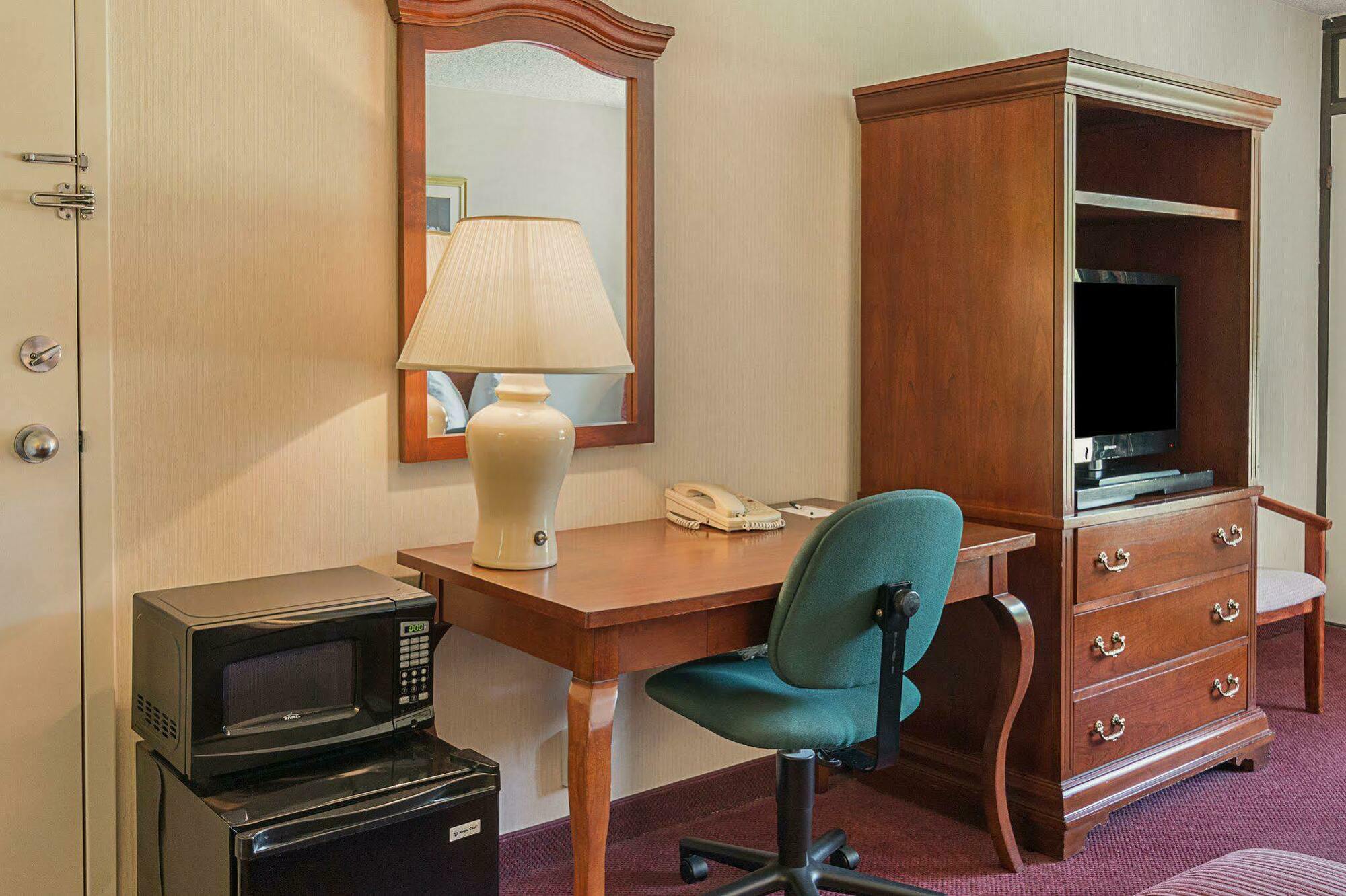 Quality Inn Ennis Bagian luar foto