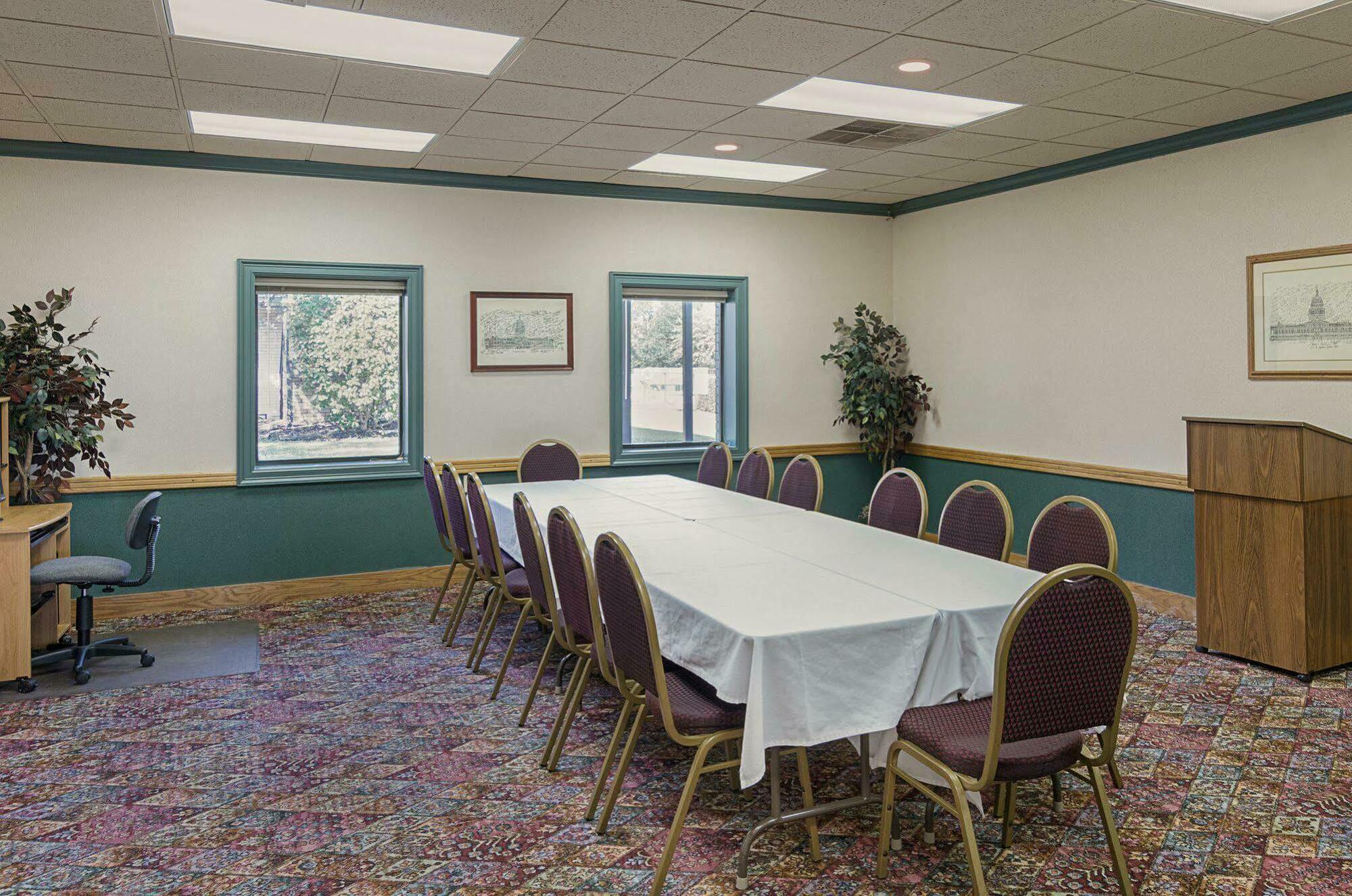 Quality Inn Ennis Bagian luar foto